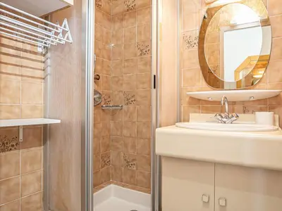 Salle de bains dans l'établissement Appartement 2 pièces avec parking et animaux admis à Aussois - FR-1-840-39