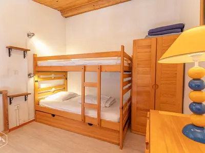 Un ou plusieurs lits dans un hébergement de l'établissement Appartement vintage-chic près des pistes avec parking et vue - FR-1-840-31