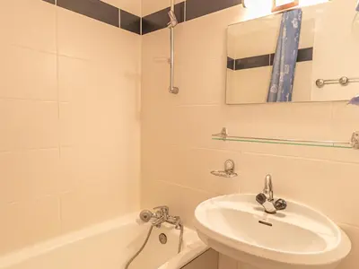 Salle de bains dans l'établissement Appartement vintage-chic près des pistes avec parking et vue - FR-1-840-31