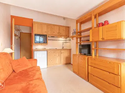 Cuisine ou kitchenette dans l'établissement Appartement vintage-chic près des pistes avec parking et vue - FR-1-840-31