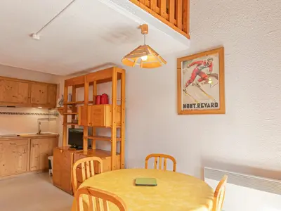 Cuisine ou kitchenette dans l'établissement Appartement vintage-chic près des pistes avec parking et vue - FR-1-840-31