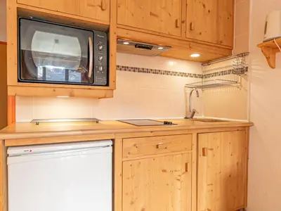 Cuisine ou kitchenette dans l'établissement Appartement vintage-chic près des pistes avec parking et vue - FR-1-840-31