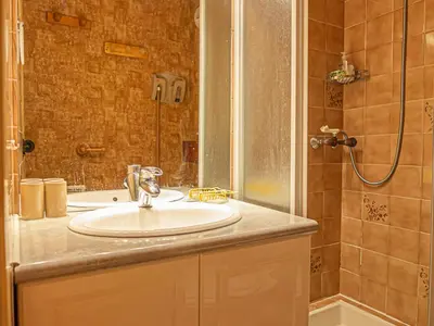 Salle de bains dans l'établissement Studio fonctionnel avec balcon pour 3 personnes - FR-1-840-36