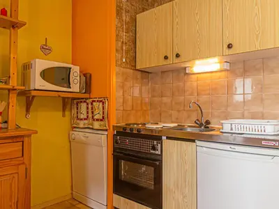 Cuisine ou kitchenette dans l'établissement Studio fonctionnel avec balcon pour 3 personnes - FR-1-840-36