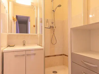 Salle de bains dans l'établissement Appartement 2 pièces avec balcon et wifi, proche pistes - 4 pers. - FR-1-840-46