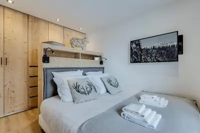Un ou plusieurs lits dans un hébergement de l'établissement Val219 Cozy Ski-In Ski-Out with Mountain Views