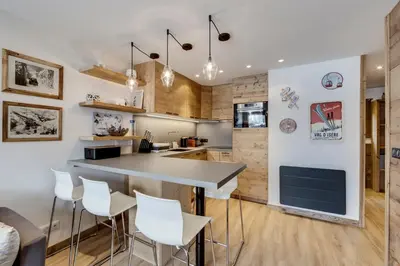 Cuisine ou kitchenette dans l'établissement Val219 Cozy Ski-In Ski-Out with Mountain Views