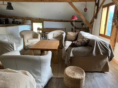 Coin salon dans l'établissement Chalet Sauce Montagnarde