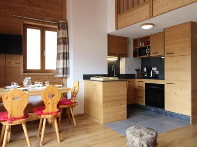 Cuisine ou kitchenette dans l'établissement Charmant duplex 5 pers avec parking à Lanslevillard - FR-1-508-308