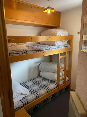 Un ou plusieurs lits dans un hébergement de l'établissement Studio cabine avec coin nuit idéal pour enfants