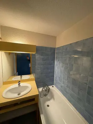 Salle de bains dans l'établissement Studio cabine avec coin nuit idéal pour enfants