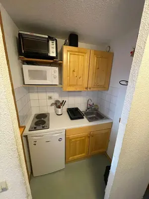 Cuisine ou kitchenette dans l'établissement Studio cabine avec coin nuit idéal pour enfants