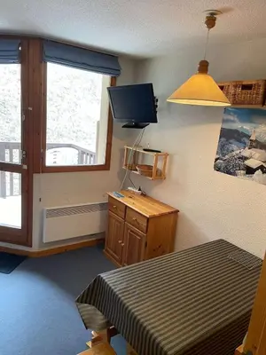 Télévision ou salle de divertissement dans l'établissement Studio cabine avec coin nuit idéal pour enfants