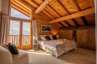 Un ou plusieurs lits dans un hébergement de l'établissement NEW Luxury Chalet Sapins - PRIVATE POOL- Mountains VIEW - Family & Comfort - SPECIAL LAUNCH OFFER