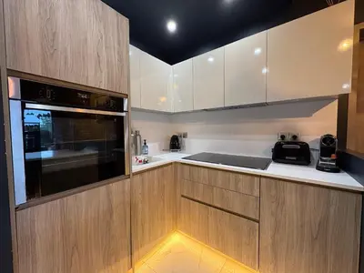 Cuisine ou kitchenette dans l'établissement ARC 1950 - dernier étage 3 chambres - 8 personnes - entièrement rénové