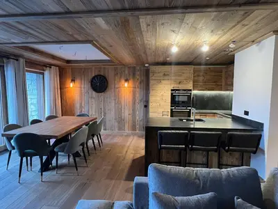 Cuisine ou kitchenette dans l'établissement Appartement moderne 3 chambres avec parking à Val d'Isère, 6-7 personnes - FR-1-519-43