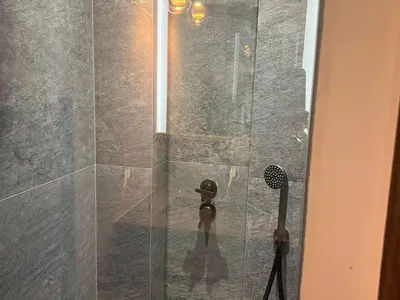 Salle de bains dans l'établissement Appartement moderne 3 chambres avec parking à Val d'Isère, 6-7 personnes - FR-1-519-43