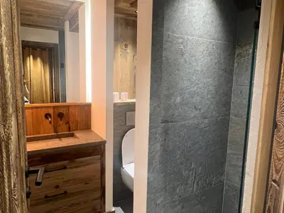 Salle de bains dans l'établissement Appartement moderne 3 chambres avec parking à Val d'Isère, 6-7 personnes - FR-1-519-43