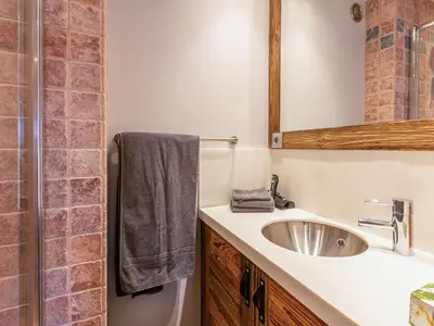 Salle de bains dans l'établissement Appartement haut de gamme, au pied des pistes, avec WIFI - FR-1-694-432