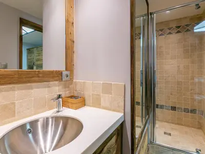 Salle de bains dans l'établissement Appartement haut de gamme, au pied des pistes, avec WIFI - FR-1-694-432