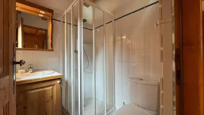 Salle de bains dans l'établissement Chaleureux appartement 10pers Sainte-Foy-Station