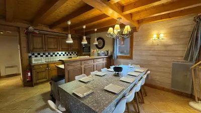 Cuisine ou kitchenette dans l'établissement Chaleureux appartement 10pers Sainte-Foy-Station