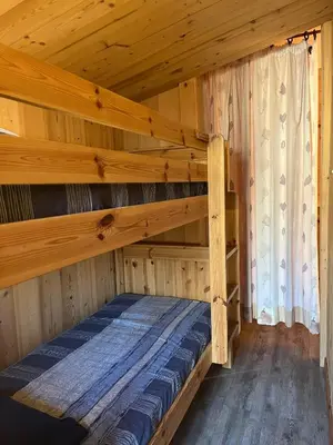 Un ou plusieurs lits dans un hébergement de l'établissement Appartement 2 chambres avec poils à bois