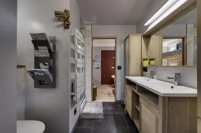 Salle de bains dans l'établissement Résidence Aiguille Du Grand Fond - Deux pièces + cabine 6 personnes MAE-7953