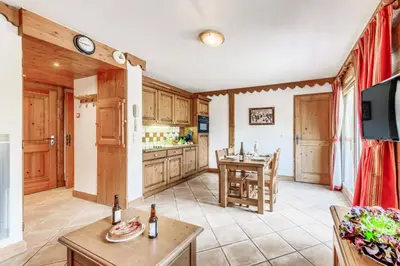 Cuisine ou kitchenette dans l'établissement Résidence Les Alpages - 2 Pièces pour 4 Personnes MAE-1303