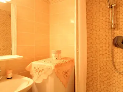 Salle de bains dans l'établissement Appartement calme avec balcon et WIFI à Aussois - FR-1-508B-13