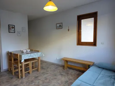 Coin salon dans l'établissement Appartement calme avec balcon et WIFI à Aussois - FR-1-508B-13