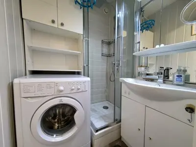 Salle de bains dans l'établissement Studio cabine 2/3 pers avec grande terrasse et vue montagne à Aussois - FR-1-508B-51