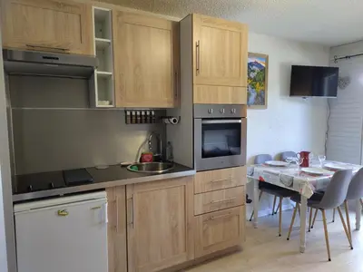 Cuisine ou kitchenette dans l'établissement Studio cabine 2/3 pers avec grande terrasse et vue montagne à Aussois - FR-1-508B-51