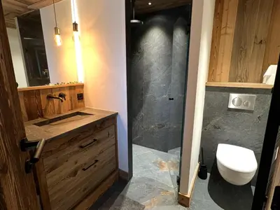 Salle de bains dans l'établissement Nouveau appartement 3 chambres, parking et WIFI à Val-d'Isère - FR-1-519-41