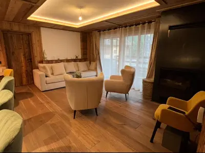 Coin salon dans l'établissement Nouveau appartement 3 chambres, parking et WIFI à Val-d'Isère - FR-1-519-41