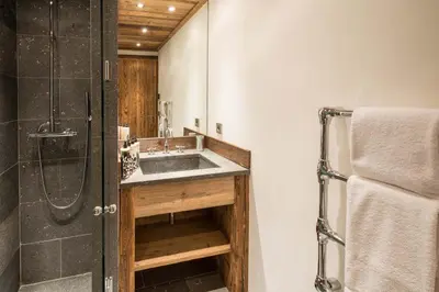 Salle de bains dans l'établissement Madame Vacances Chalet Genepy