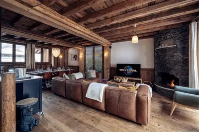 Coin salon dans l'établissement Madame Vacances Chalet Genepy