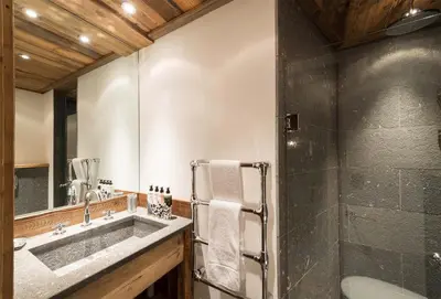 Salle de bains dans l'établissement Madame Vacances Chalet Genepy