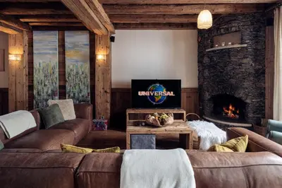 Télévision ou salle de divertissement dans l'établissement Madame Vacances Chalet Genepy