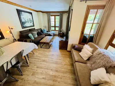 Coin salon dans l'établissement 2 Bed Apartment - Arc 1950 - Prince des Cimes