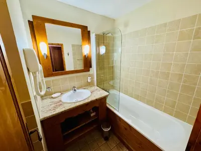 Salle de bains dans l'établissement 2 Bed Apartment - Arc 1950 - Prince des Cimes