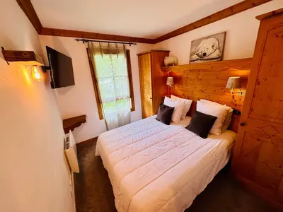 Un ou plusieurs lits dans un hébergement de l'établissement 2 Bed Apartment - Arc 1950 - Prince des Cimes