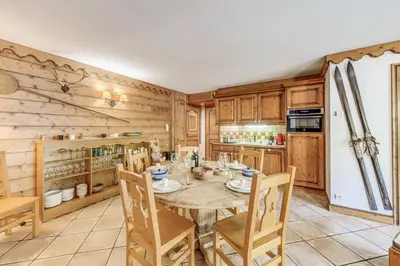 Cuisine ou kitchenette dans l'établissement Résidence Ecrin Des Neiges - 4 Pièces pour 6 Personnes MAE-5003