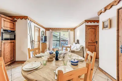 Cuisine ou kitchenette dans l'établissement Résidence Ecrin Des Neiges - 4 Pièces pour 6 Personnes MAE-5003