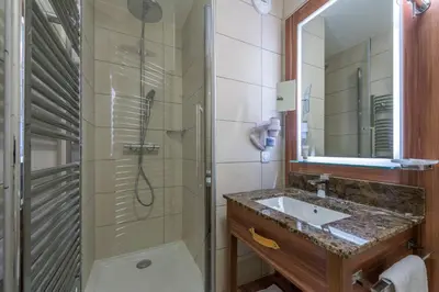 Salle de bains dans l'établissement Hôtel Eden by Odalys