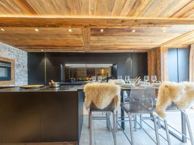 Cuisine ou kitchenette dans l'établissement Appartement rénové avec WiFi à Val-d'Isère - FR-1-694-434