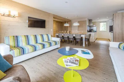Coin salon dans l'établissement Les Chalets Du Jardin Alpin