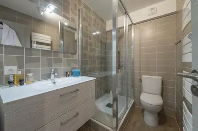 Salle de bains dans l'établissement Les Chalets Du Jardin Alpin