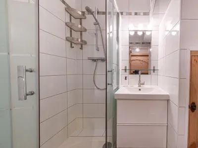 Salle de bains dans l'établissement Appartement spacieux au pied des pistes, animaux admis, WiFi inclus - FR-1-694-433