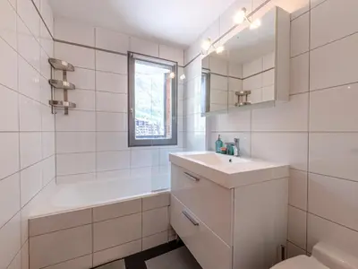 Salle de bains dans l'établissement Appartement spacieux au pied des pistes, animaux admis, WiFi inclus - FR-1-694-433